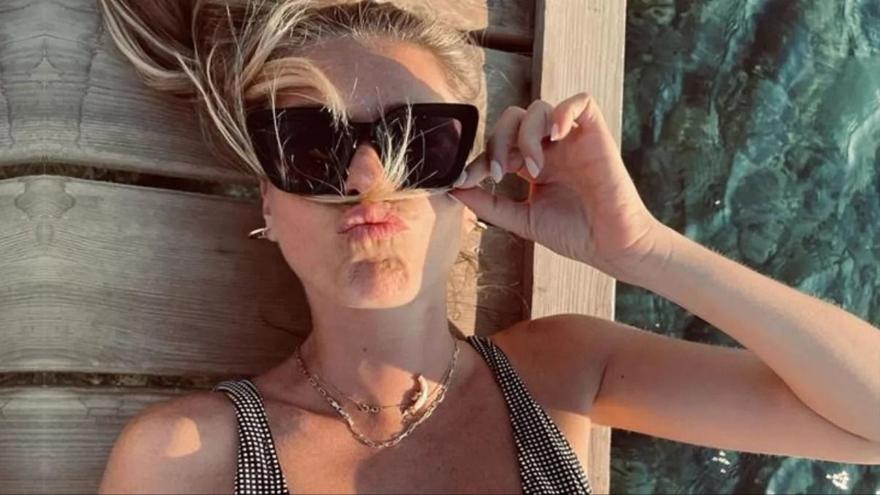 Aslı Enver, bikinisiyle iskeleye uzandı, peş peşe poz verdi!