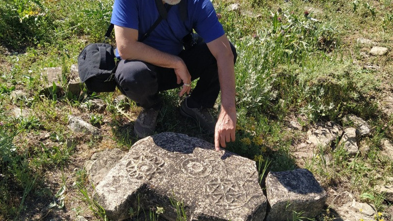 Varto ve Kiğı dağlarında büyük buluş: Varto'da Lolan Aşiretinin Köyünde döşünde ay-yıldız olan koç başlı mezar taşı Türkistan'da Lolan şehri ve mezarda mumyası bulunan Türk Prensesi Lolan