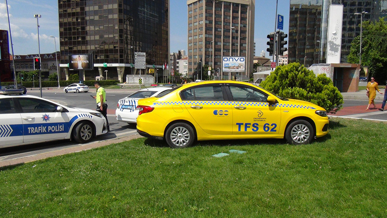 Kalp krizi geçiren taksiciden faciayı önleyen hamle! Araçtan çıktı, yardım isteyip yere yığıldı…