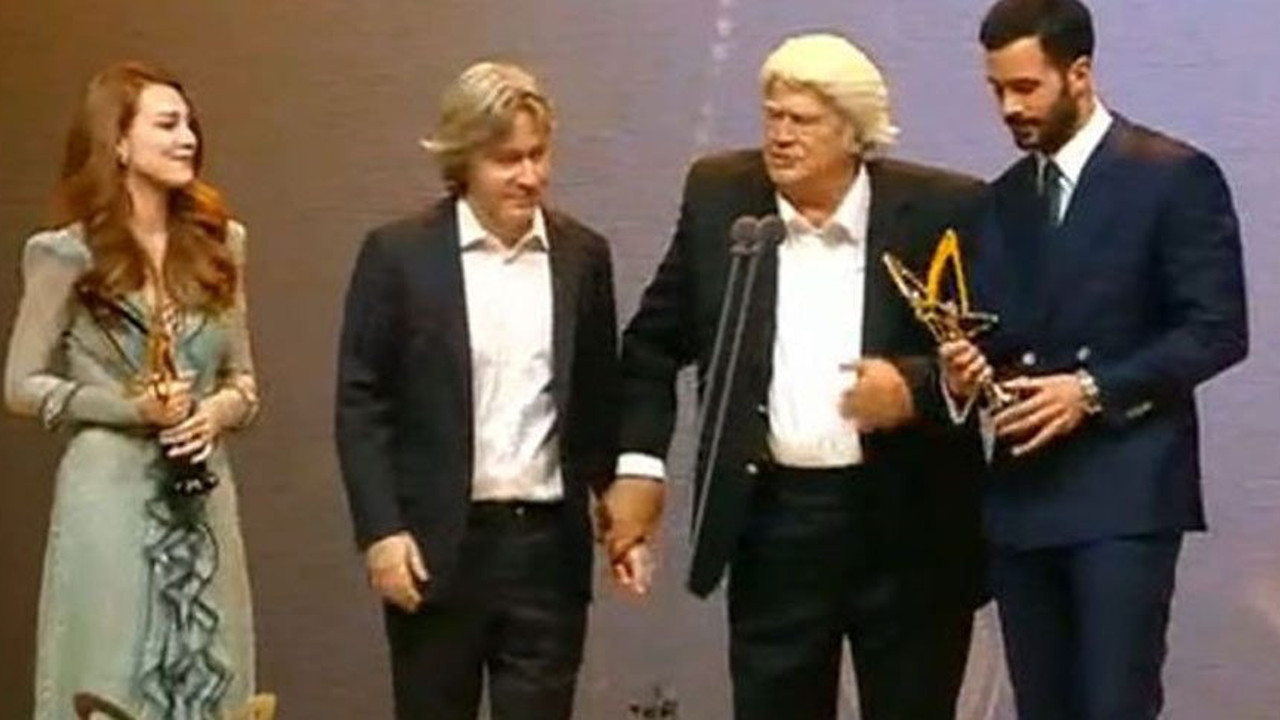 Ödül alırken Atatürkçüyüz dedikleri için yandaş medya Cüneyt Arkın ve oğlunu günlerce linç etmişti