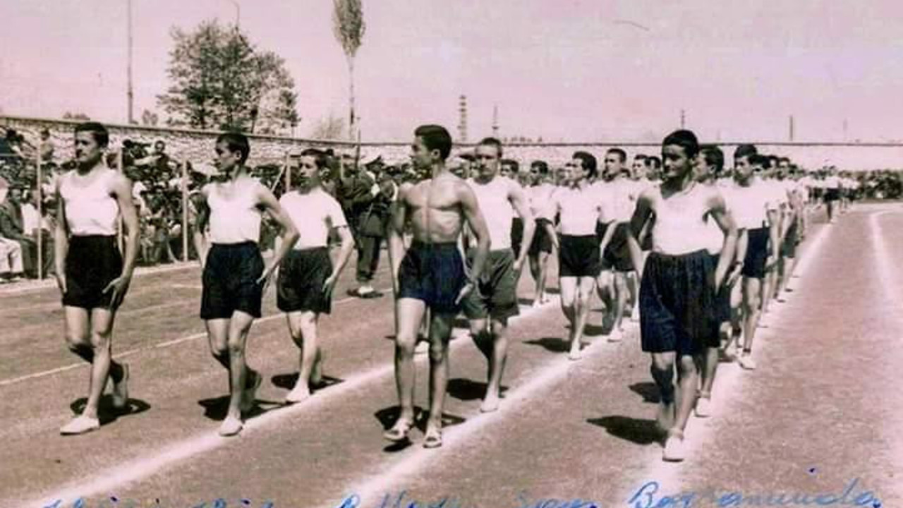 Cüneyt Arkın ve Yılmaz Büyükerşen'in 1953 yılında çekilmiş 19 Mayıs Tören fotoğrafı ortaya çıktı
