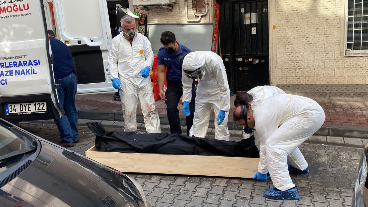 İki genç yatakta çıplak ve sarılmış halde bulundu