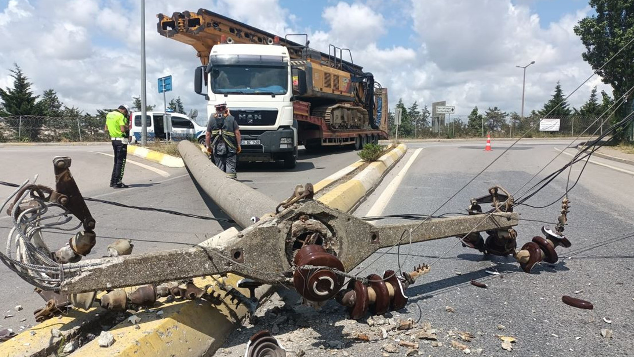 Faciadan dönüldü! TIR’ın üzerindeki vinç beton direği devirdi…