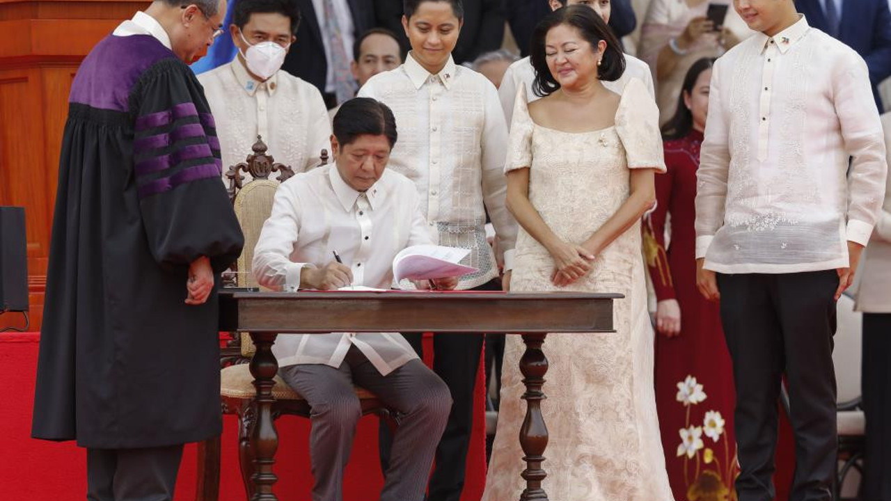 Diktatörün oğlu Filipinler Devlet Başkanı Marcos göreve başladı