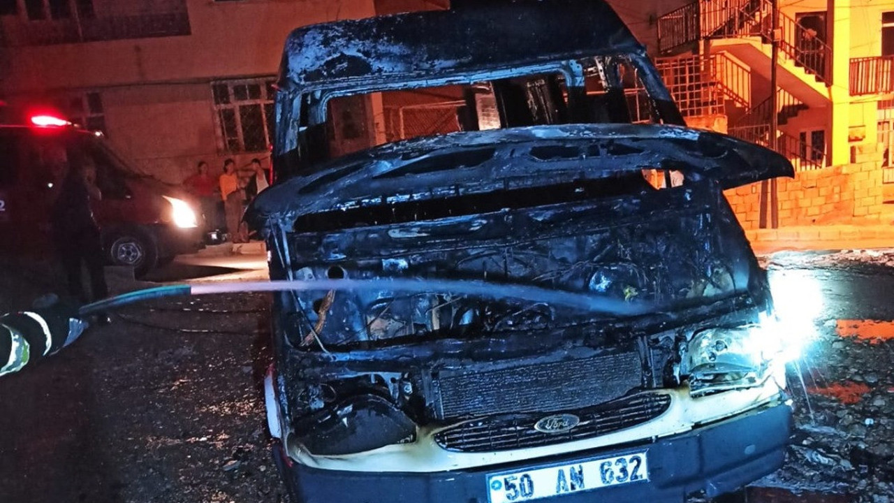 Park halindeki minibüs alev alev yandı