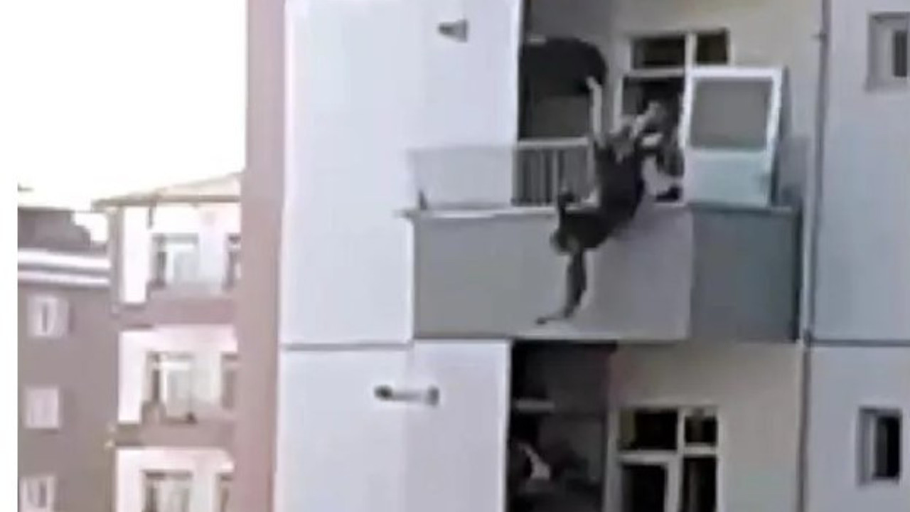 Balkondan atlayan kadını yakaladı. Eli yandı, yine de bırakmadı