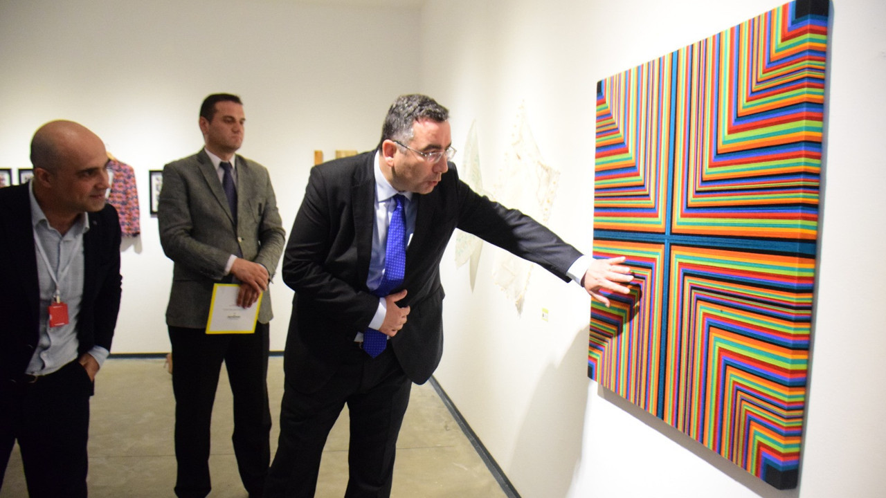 Genç Türk sanatçıların eserlerinin yer aldığı "Yakın Temas" sergisi