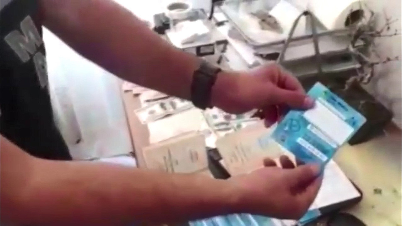 Sahte evrak şebekesi 'Republic' yerine 'Pepublic' yazınca yakalandı