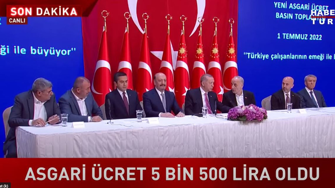 Hayal kırıklığı asgari ücreti kabul edip bir de fotoğraf çektirdi. Türk-İş Genel Sekreteri enflasyon altını kabul etmiyoruz demişti