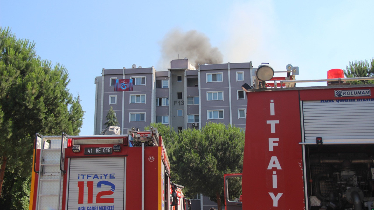 Kocaeli'de 8 katlı apartmanın çatısında çıkan yangın