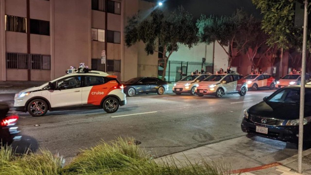 Robot taksiler yol kapattı. Yakıt zamlarını mı protesto ettiler. Acaba istekleri neydi.
