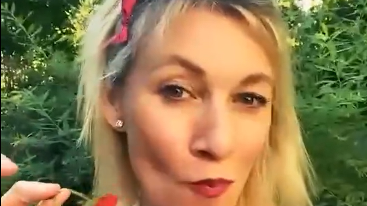 Rusya Dışişleri Sözcüsü Zaharova'nın çilek yediği video olay oldu: Düşman karargahlarda bütün askerler bu videoyu izliyor
