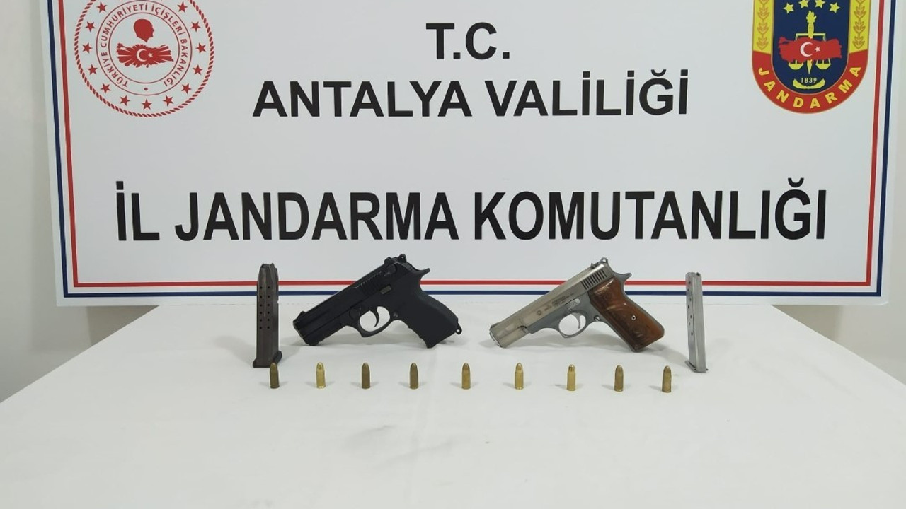 Ruhsatsız tabancalarını çatıdan aşağı attı, yakalandı