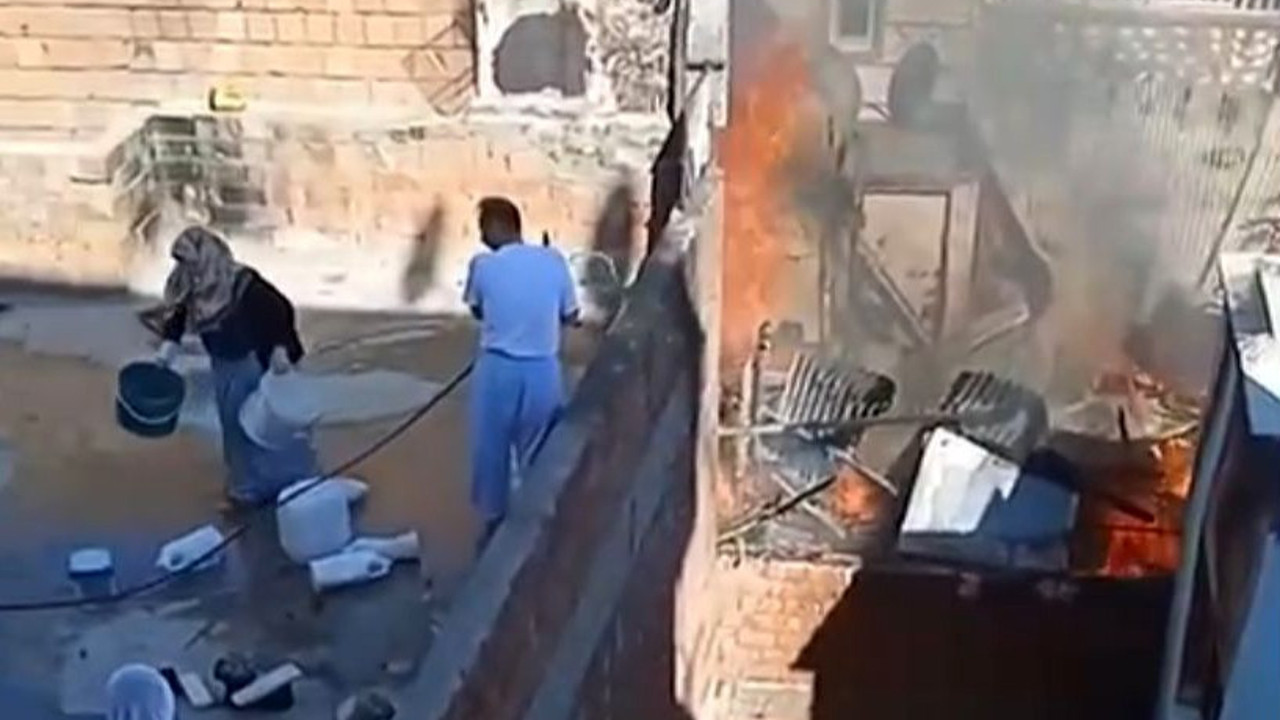 Çatı yangınına damdan su kovalarıyla müdahale ettiler