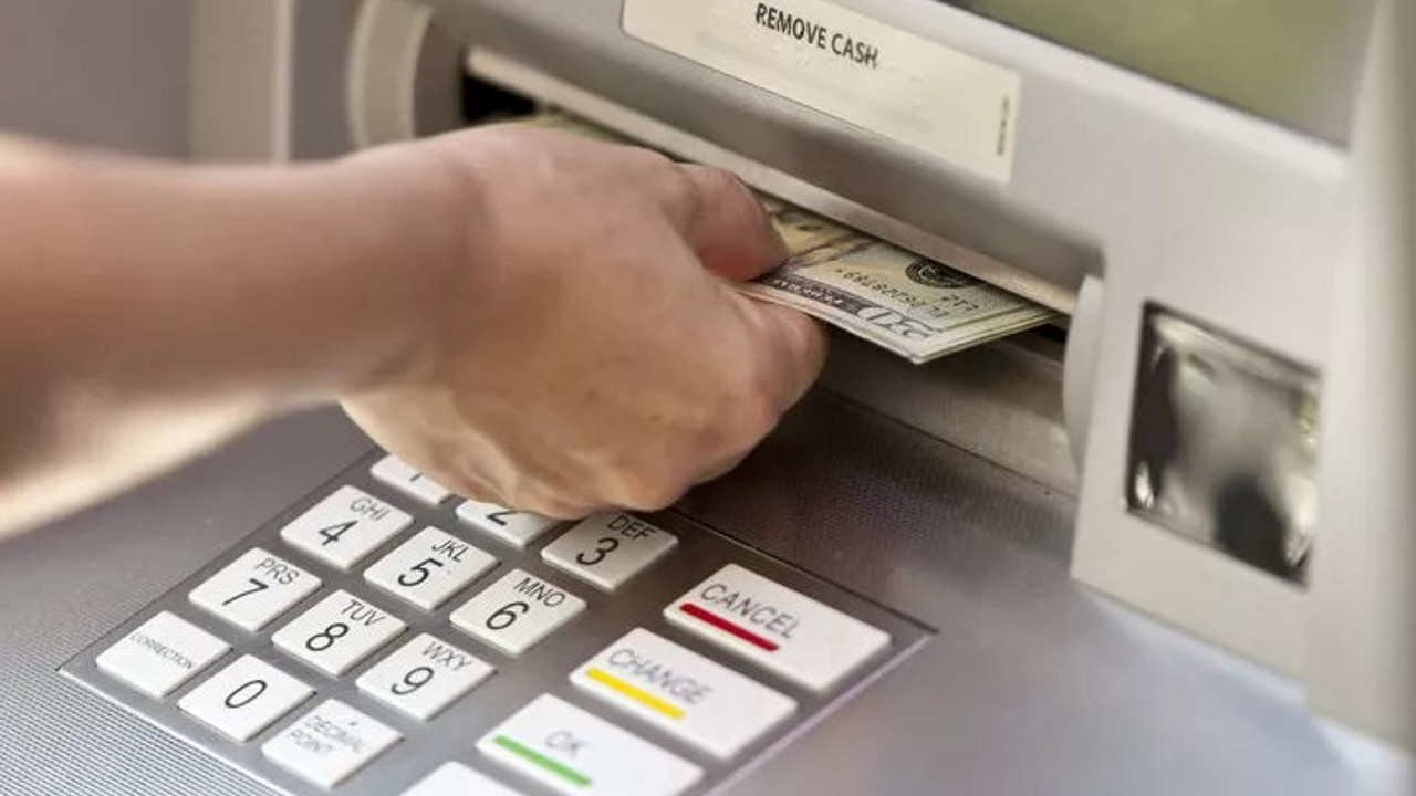 Herkes 27 yıllık maaşı peşin yatınca ortadan kaybolan adamı konuşuyor. Mektupla istifasını vermişti