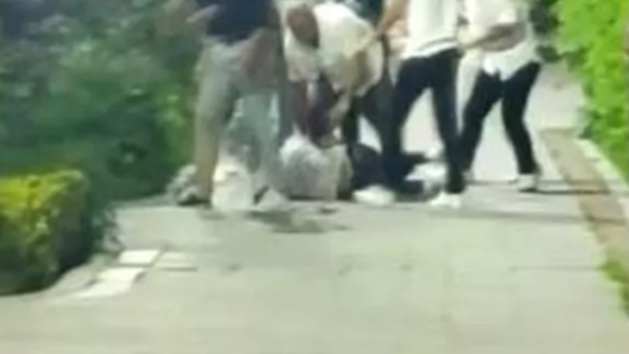 Ankara’da 2 genç kız, sözlü olarak tacize uğradıkları genci tekme tokat dövdü