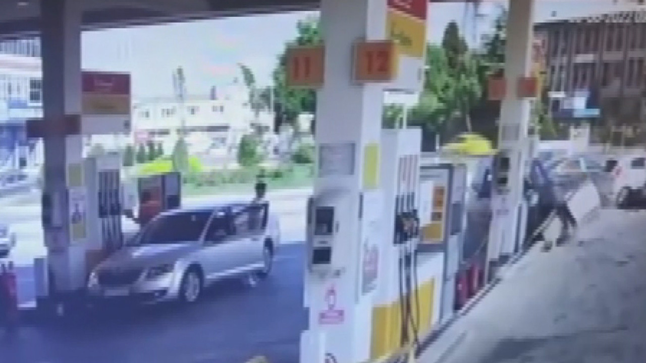 Küçükçekmece'de araç akaryakıt istasyonuna girdi