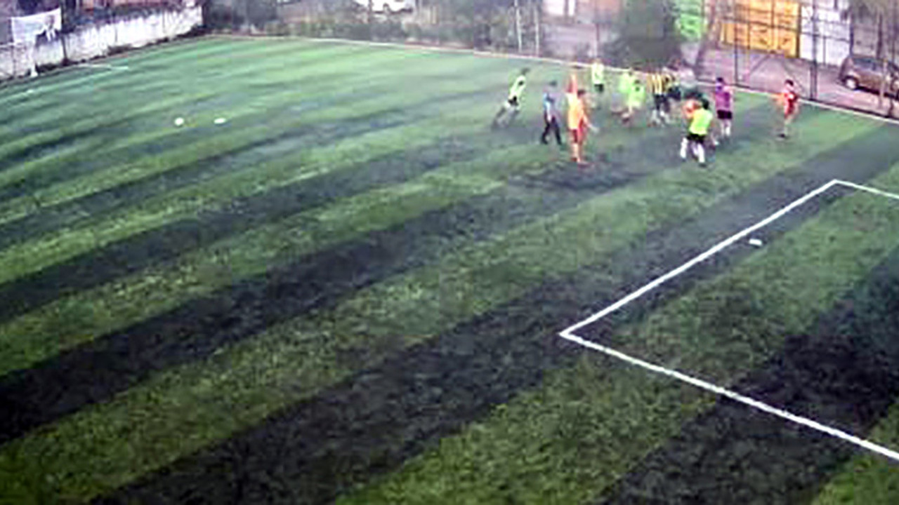 Halı saha maçı boks ringine döndü! O anlar kamerada…