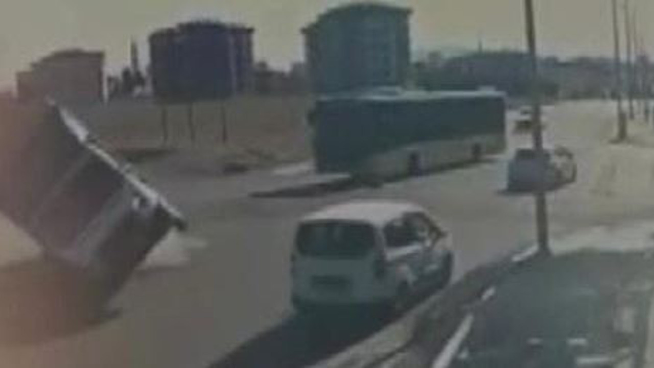 İETT otobüsünü çarpan kamyoneti görenler şok oldu