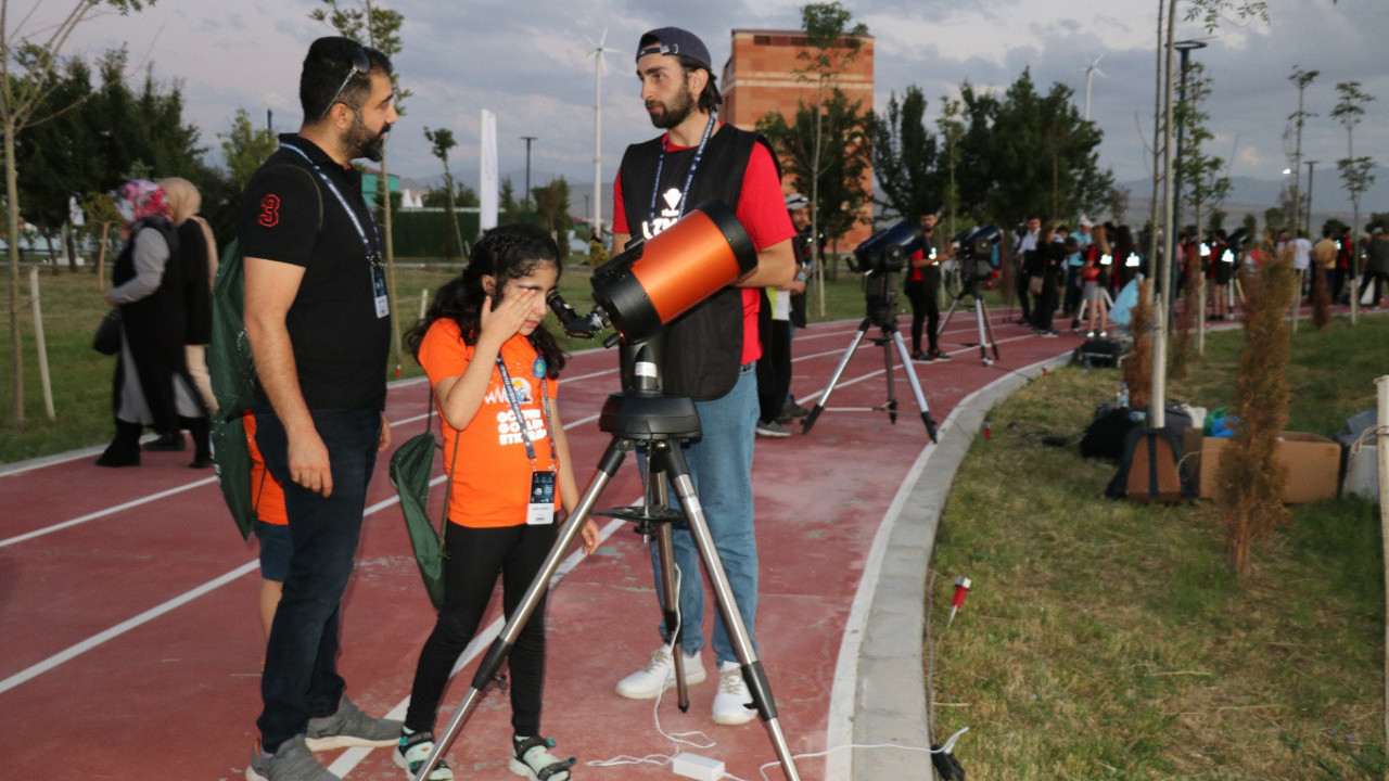 Van'da gökyüzü etkinliği: Teleskopla incelediler