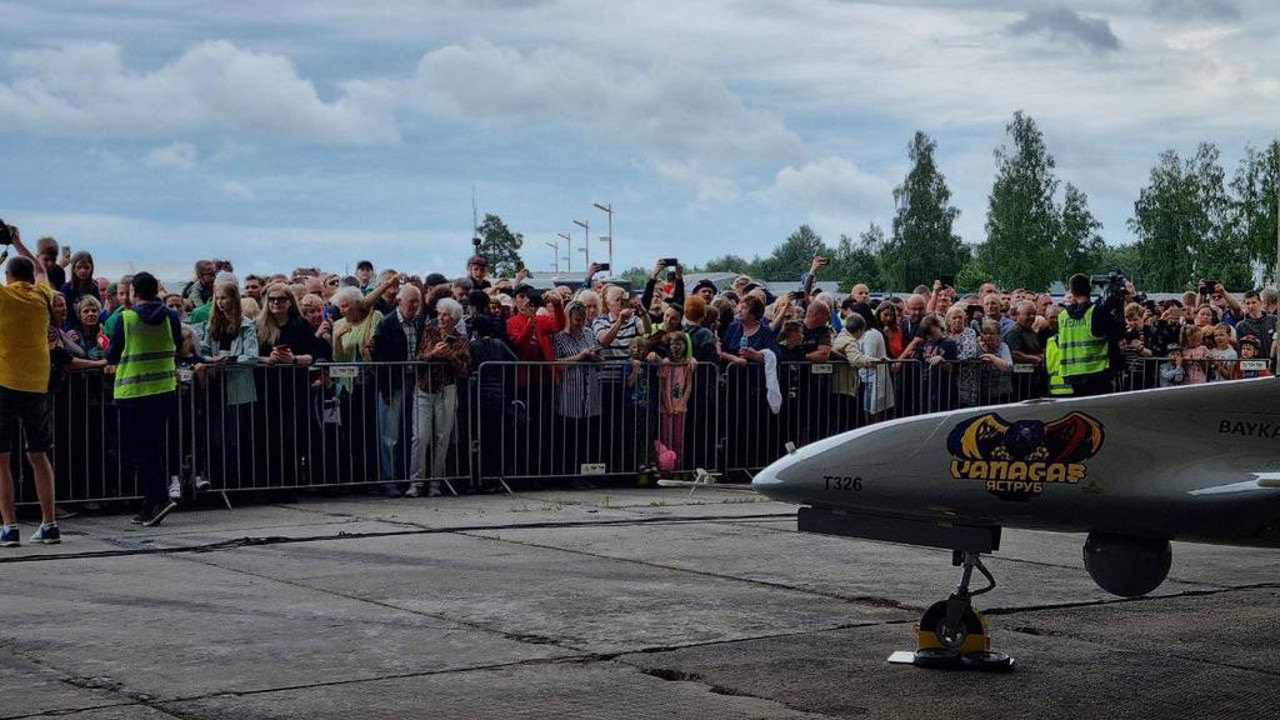 Binlerce kişi Bayraktar'ın Ukrayna'ya hibe ettiği SİHA'yı görmek için akın etti