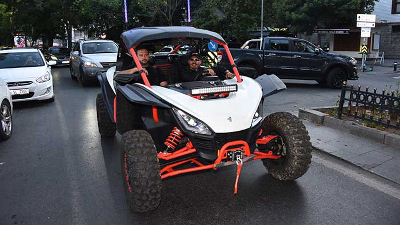 Erdem Kınay'ın yeni aracını görenler şaştı kaldı! Bindiği arabanın fiyatını bilmiyor