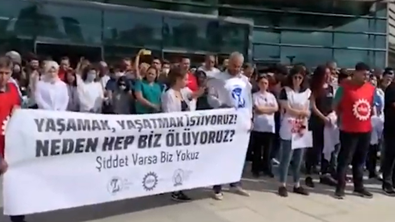 Sağlık çalışanlarından Bakan Koca'ya protesto: İstifa sesleri yükseldi