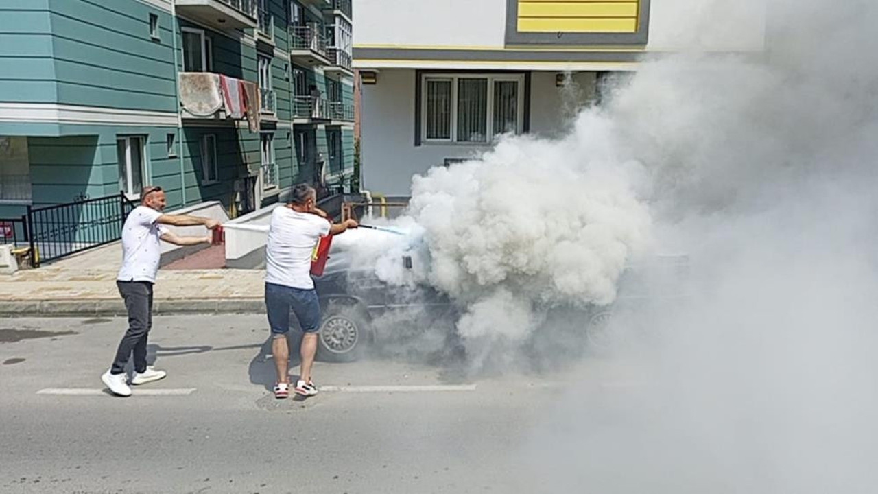 Park halindeki otomobil yandı