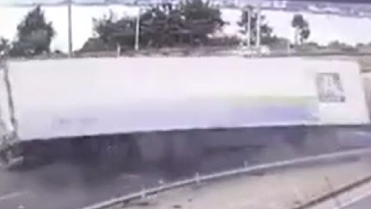 Rize'de dinamit yüklü TIR böyle devrildi. Korku dolu anlar