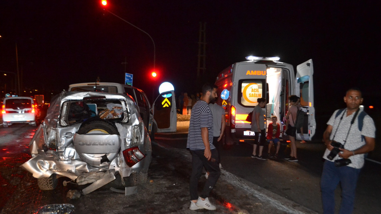 TIR kırmızı ışıkta bekleyen 8 aracı biçti: 12 yaralı