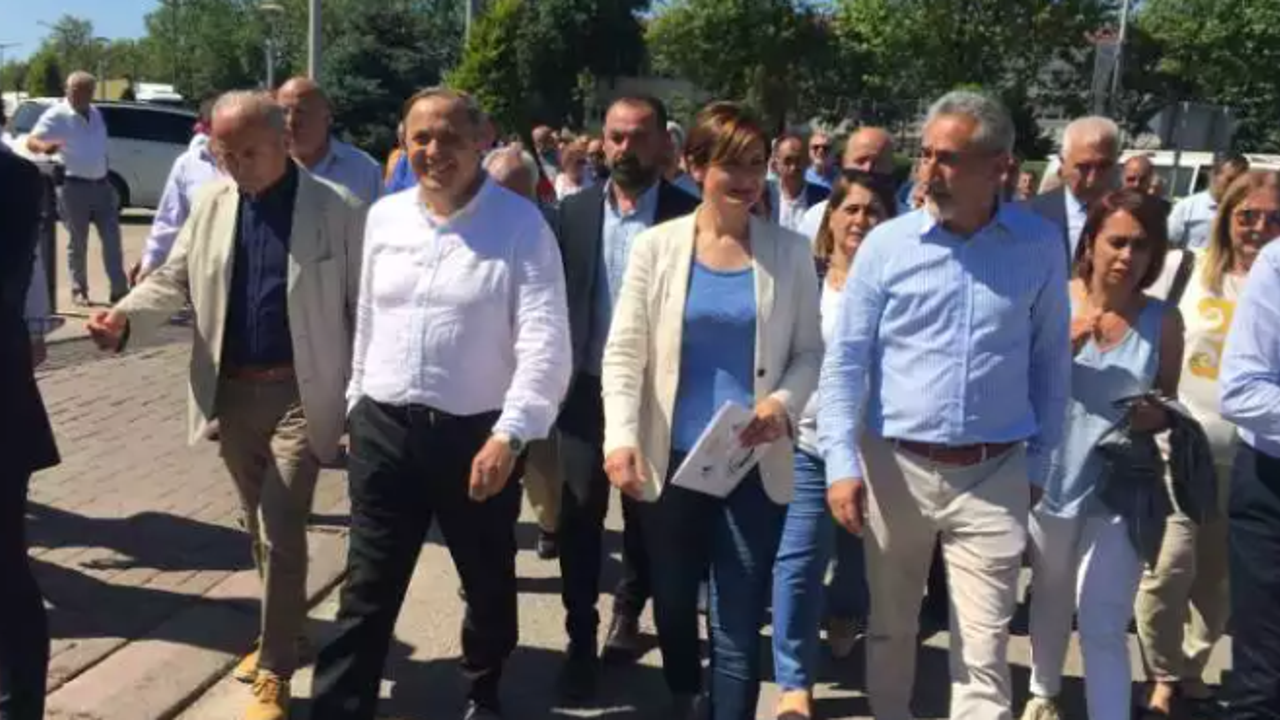 Yanında 3 milletvekili vardı: AKP'li Belediye Canan Kaftancıoğlu'nu tiyatroya sokmadı