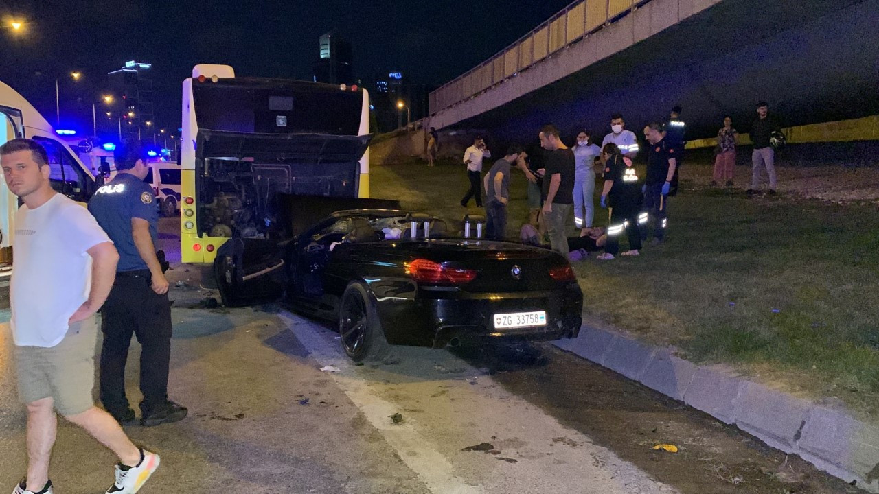 Kadıköy'de lüks otomobil ortalığı savaş alanına çevirdi. 1'i ağır, 4 yaralı