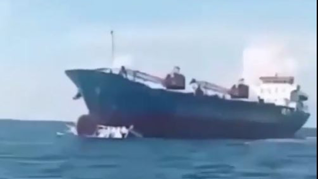 Dev gemi balıkçı teknesini biçti