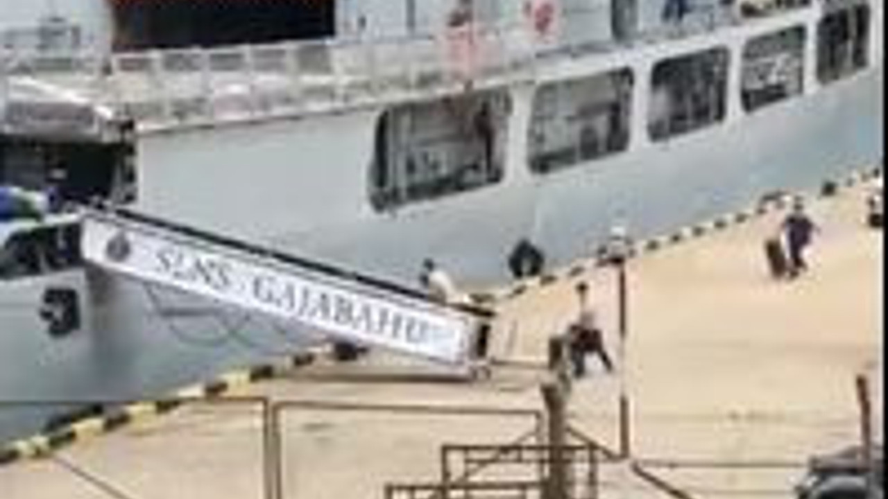 Sri Lanka Devlet Başkanının donanma gemisiyle kaçtığı iddia edildi. Halk başkanlık konutunu basmıştı