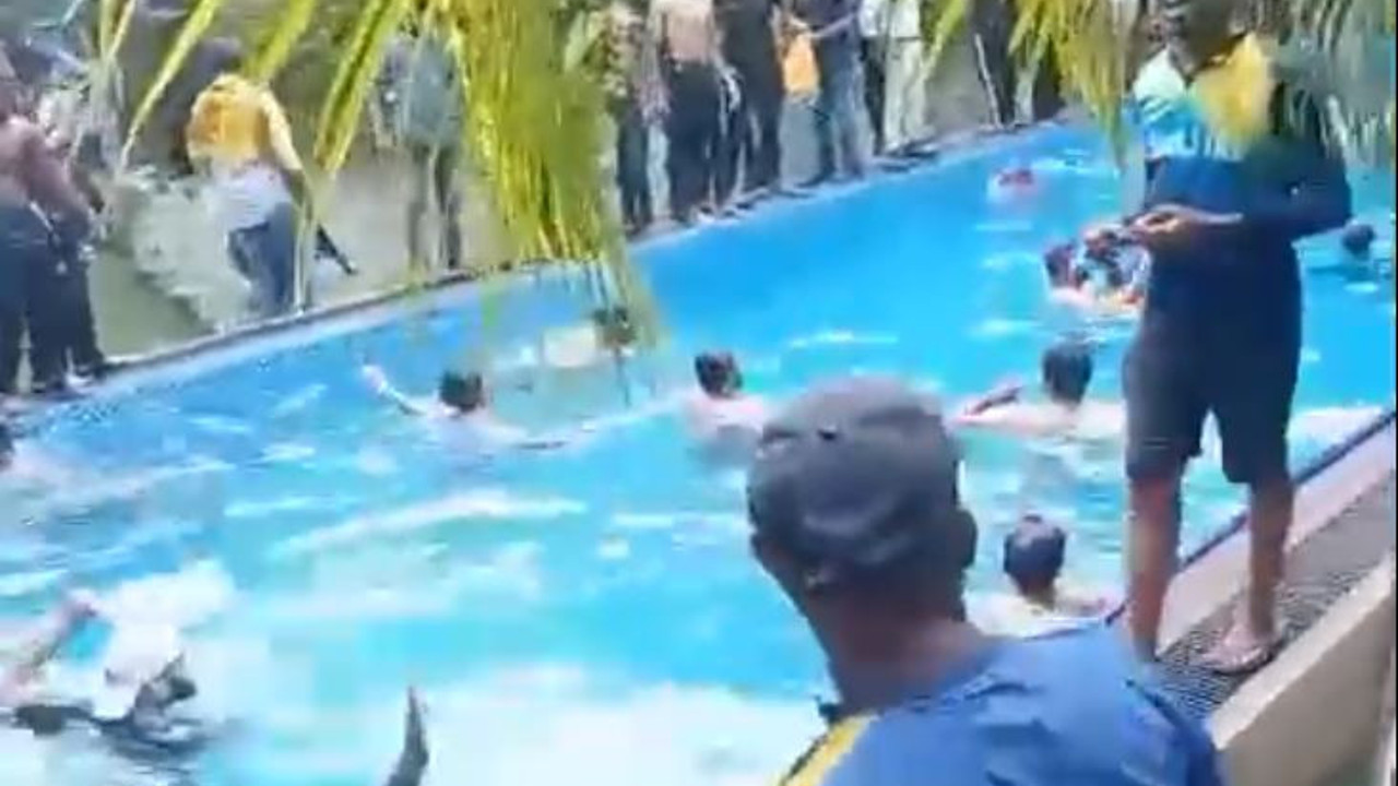 Sri Lanka’da halk sarayı bastı başkanlık sarayı havuzunda keyif yaptı