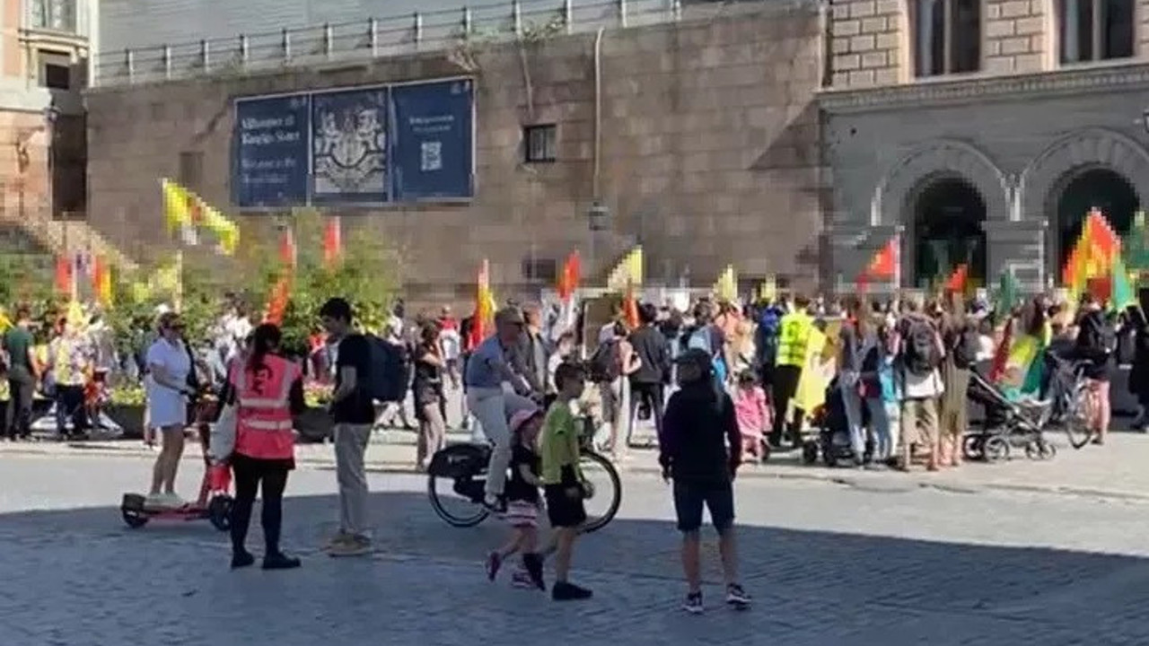 Türkiye'ye taviz verdiniz. diyen terör örgütü yandaşları İsveç'te parlamentoya yürüdü