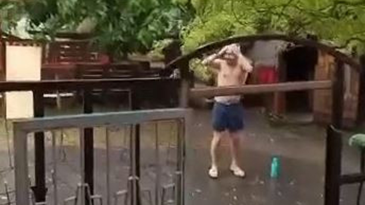 Yağan yağmurun suyunda yıkandı