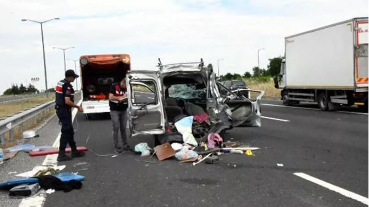 Katliam gibi kaza 3 ölü. Baba ile ikizleri hayatını kaybetti
