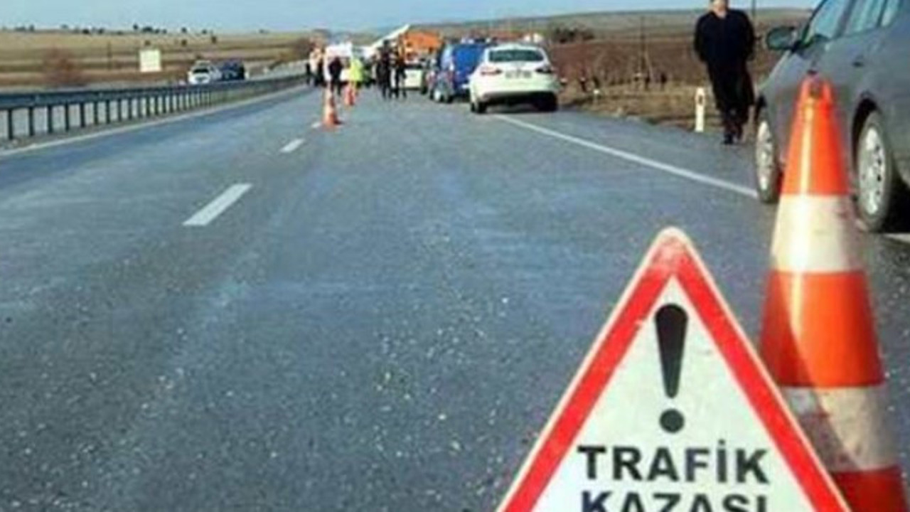 Günün karesi | Anadolu Otoyolu'nda kaza: Minik kız, kaza sonrası araçlardan savrulan parçalarla oynadı