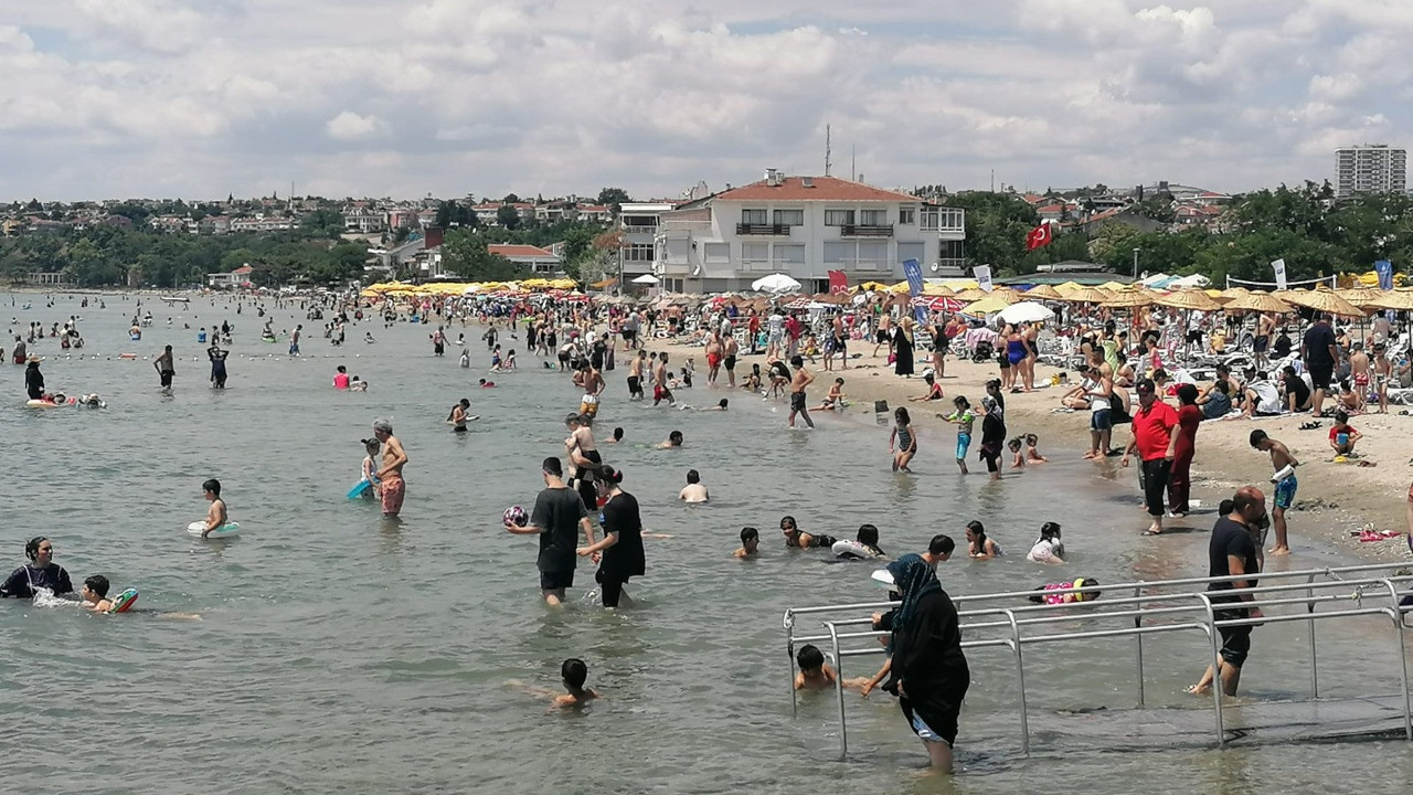 Silivri'de bayram tatilinde plajlara akın ettiler