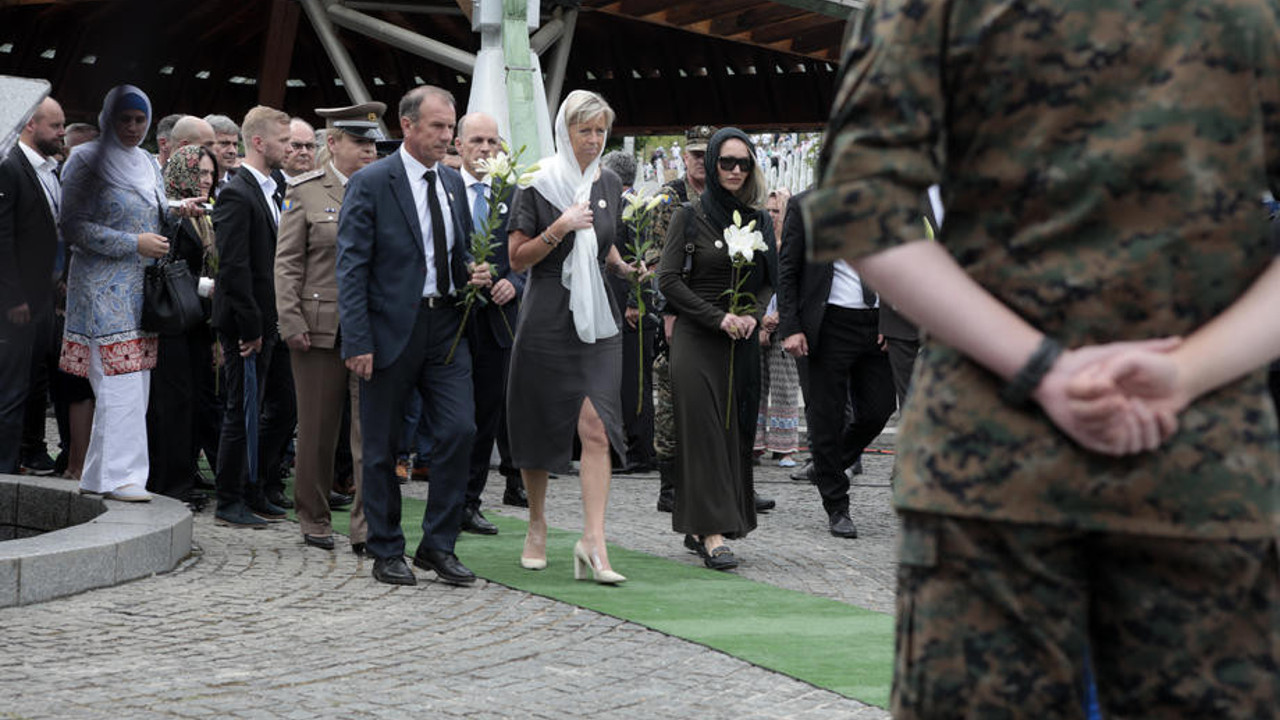 Hollanda, 27 yıl sonra özür diledi