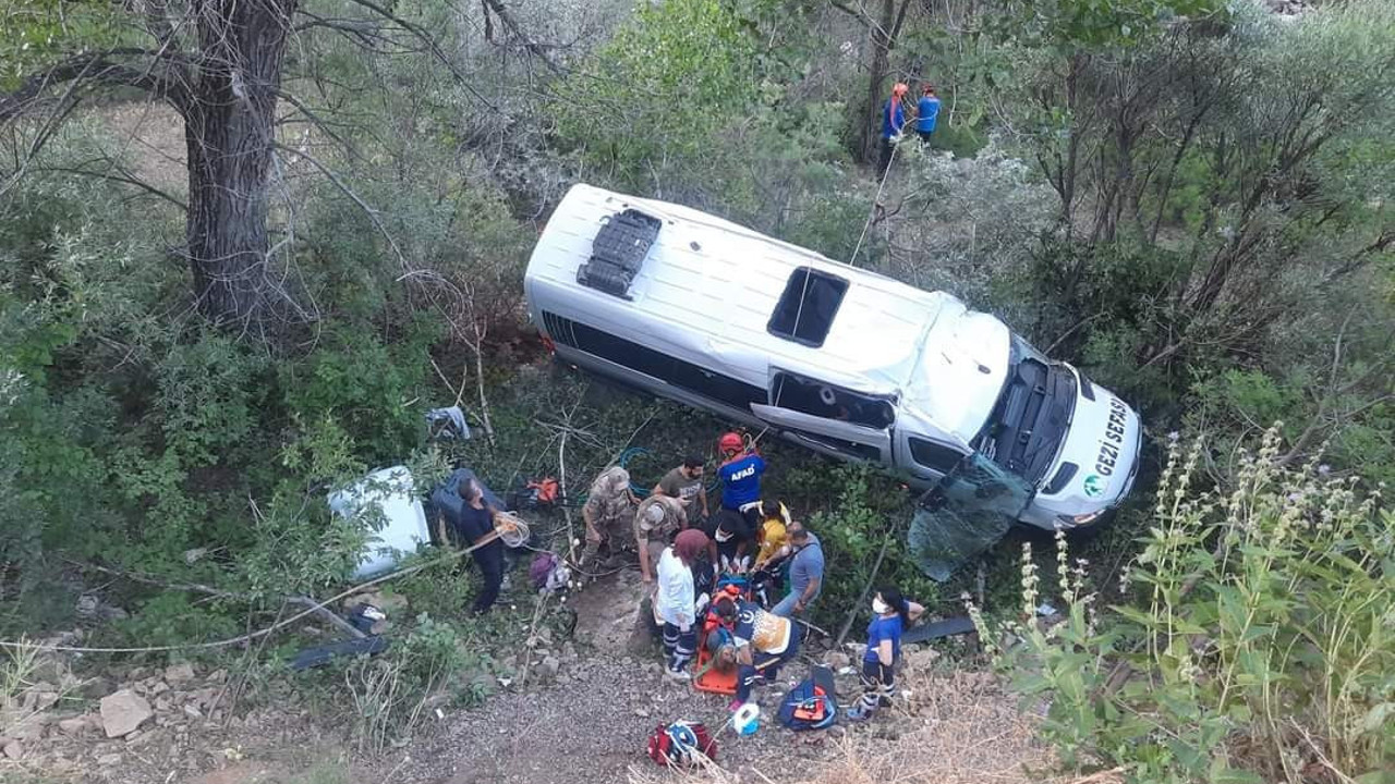Tur minibüsü uçuruma yuvarlandı. Korkunç kazada 18 yaralı