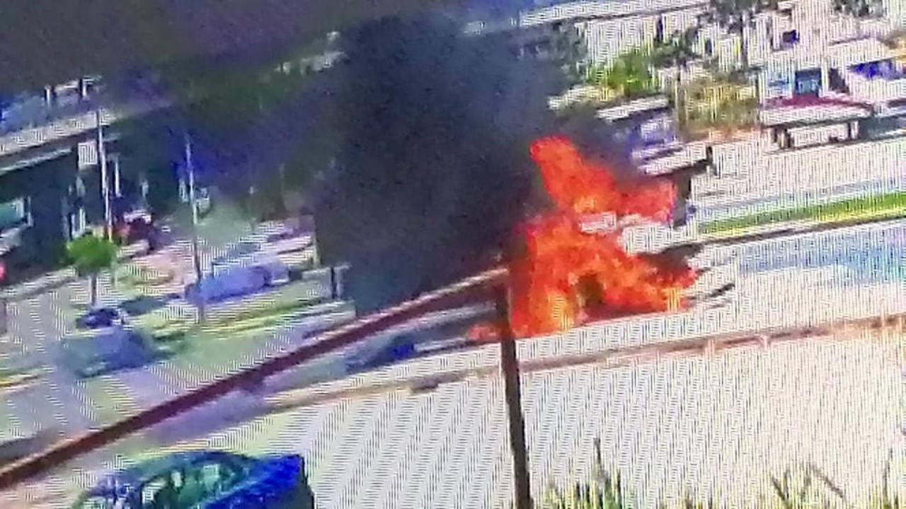 Alev topuna dönen araçtan valiz çıkarma mücadelesi