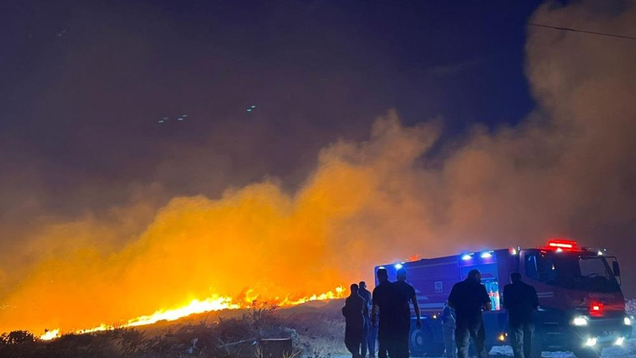 Çeşme’de orman yangını rüzgarla yayılıyor! Alevler yerleşim yerlerine yaklaştı