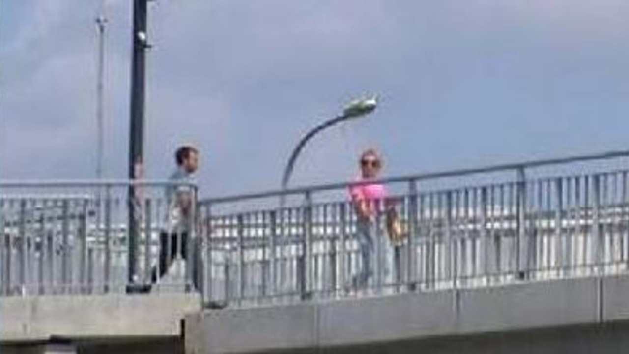 Üst geçitte soyunup kadına tecavüz etmeye çalıştı