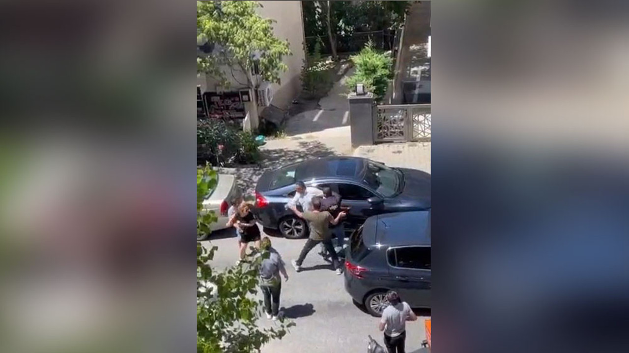 Maltepe’de kadın ile erkek sürücü birbirine girdi