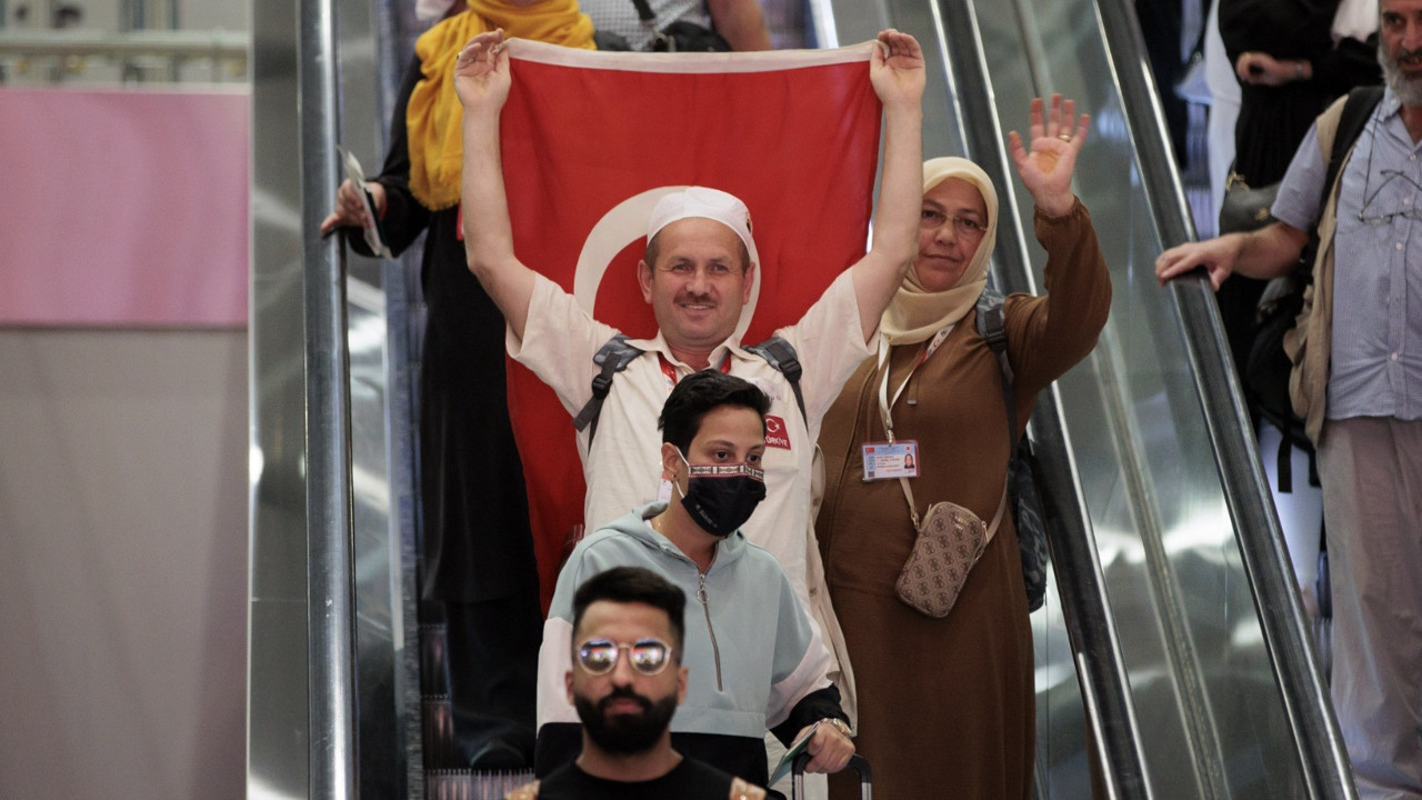 Yurda dönen ilk hacı kafilesi İstanbul’da gözyaşlarıyla karşılandı