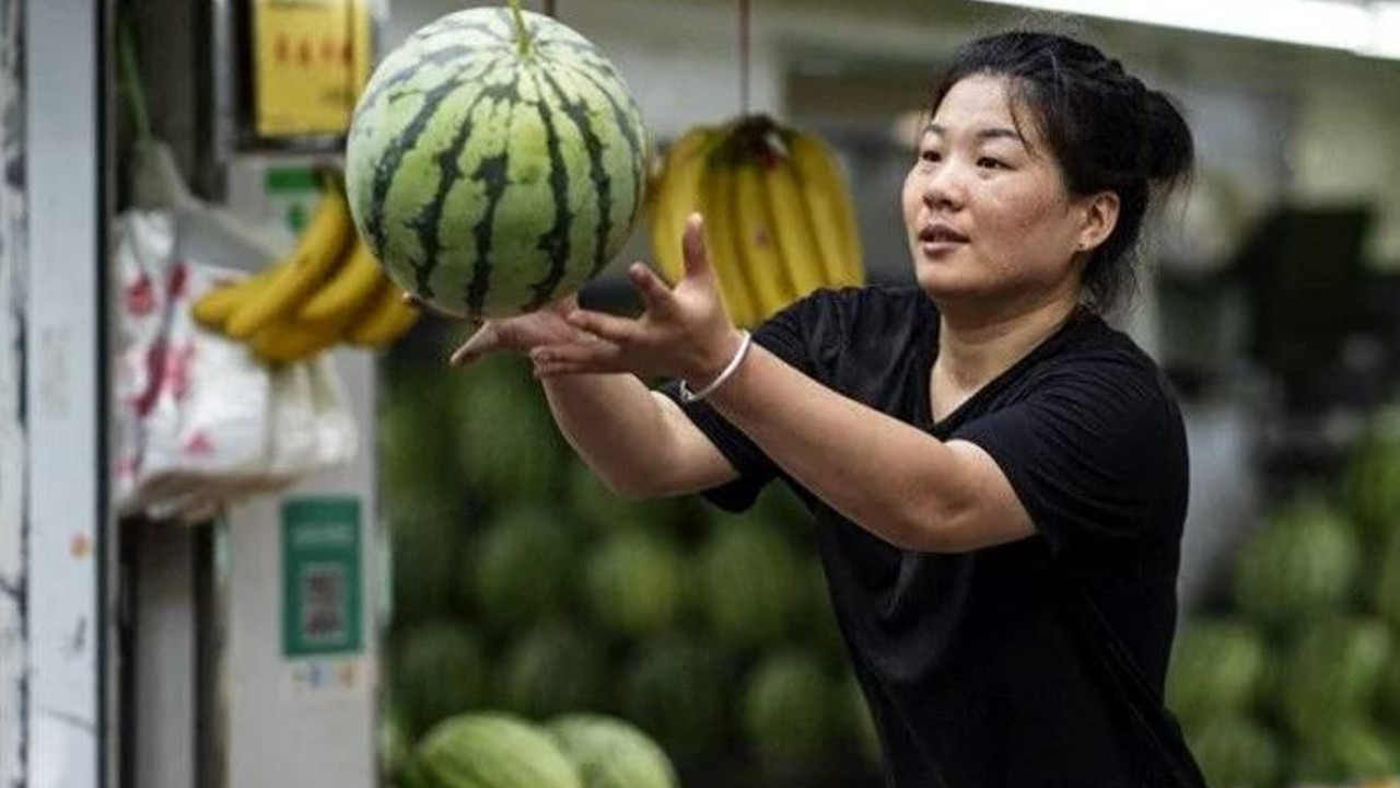 Çin’de Müteahhitler karpuz, sarımsak ve şeftali karşılığında ev satmaya başladı