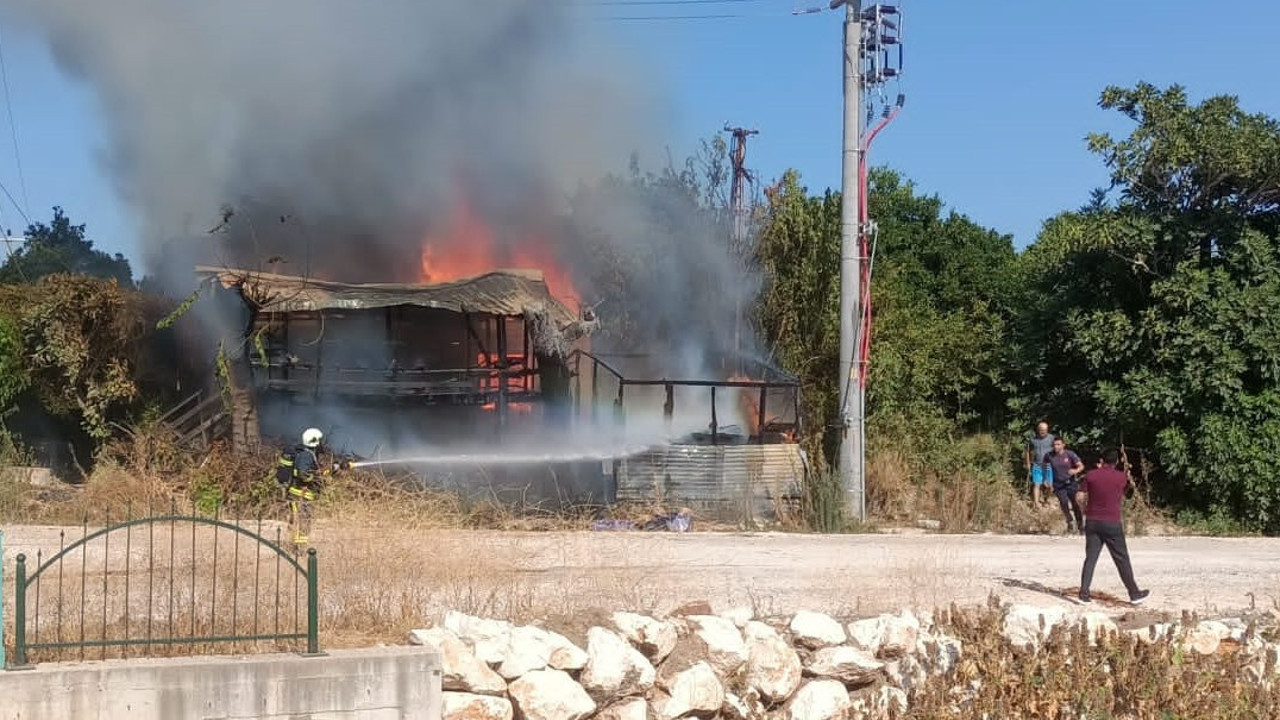 Antalya’da çıkan yangın bir evi küle çevirdi