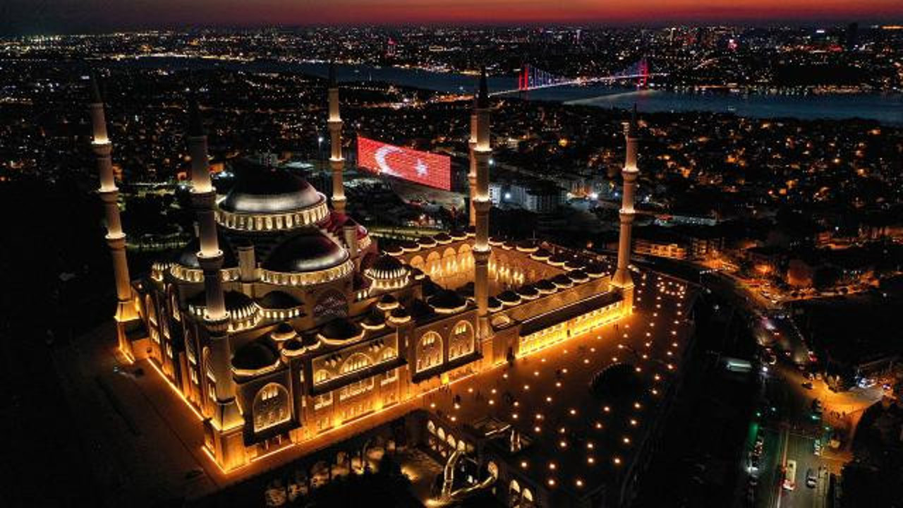 Tüm camilerden sela okundu